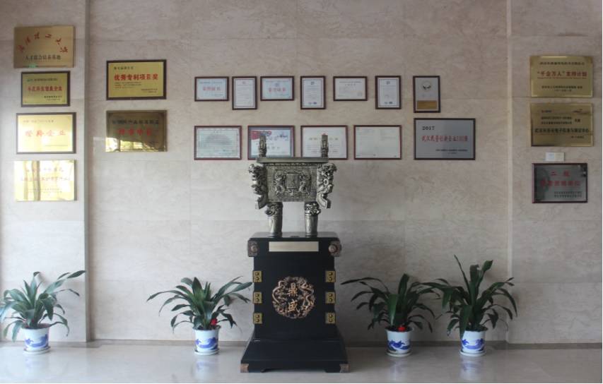 榮譽(yù)墻.jpg 榮譽(yù)墻.jpg